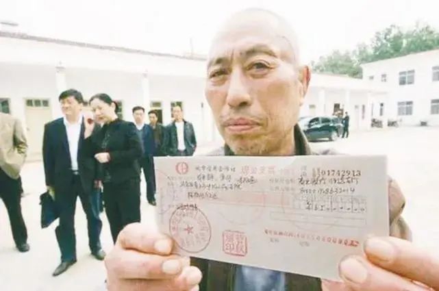 河南男子因杀人，被判死缓，11年后“死者”复活，法官却说：抓错了，赔你65万